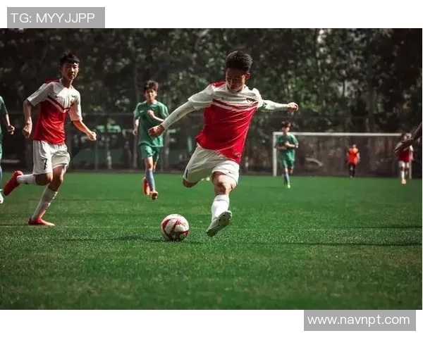 新疆足球明星闪耀世界舞台展现独特魅力与无限潜力